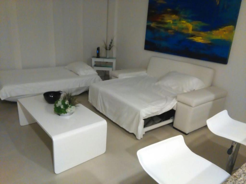 a living room with two beds and a couch at Apartamento Morros Epic Cartagena in Cartagena de Indias