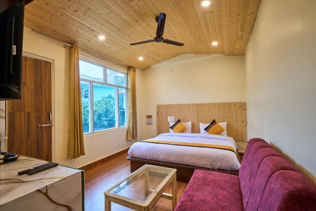 a bedroom with a bed and a couch at Itsy Hotels Twilight in Dalhousie