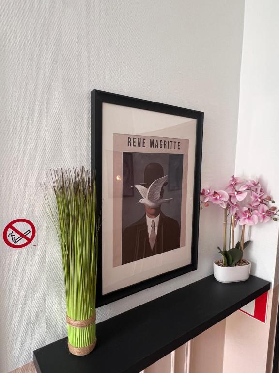 a picture of a man in a hat on a shelf at Studio 156 in Boussu