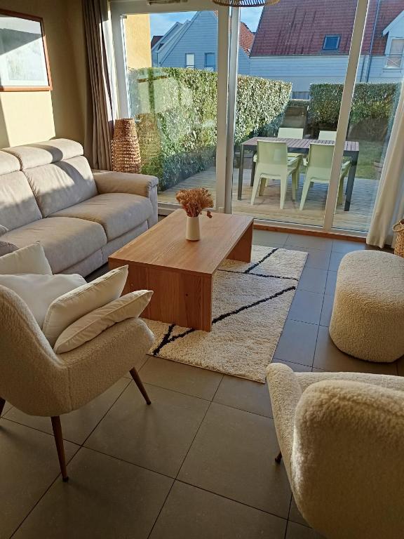 a living room with a couch and a coffee table at L'Opaline, Ravissante maison familiale, Wimereux in Wimereux