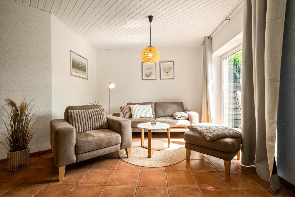 a living room with two chairs and a table at Blumenhaus mit Terrasse in Waren