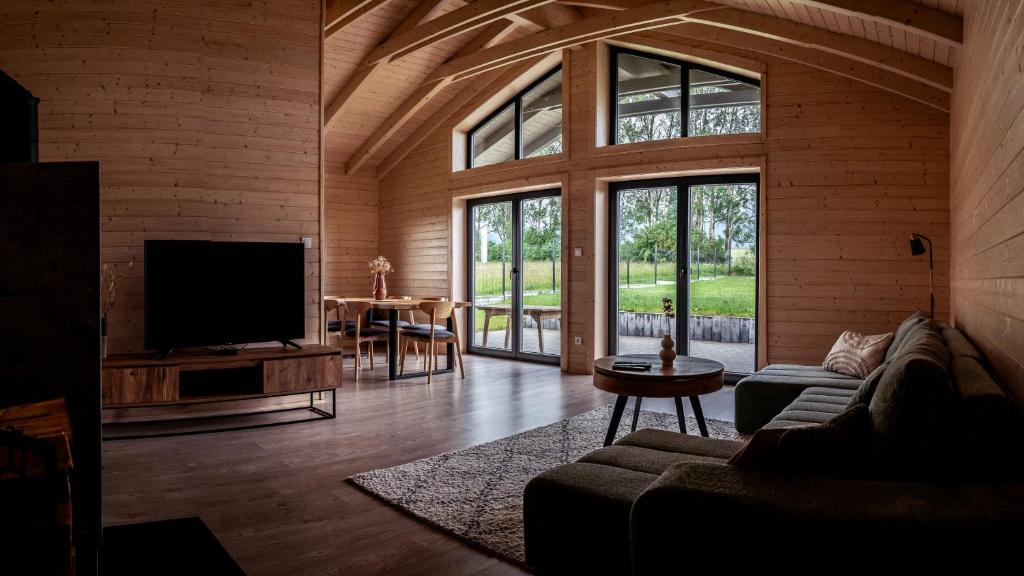 a living room with a couch and a flat screen tv at Zrub Lipa, Tatry, krb a súkromie in Mengusovce