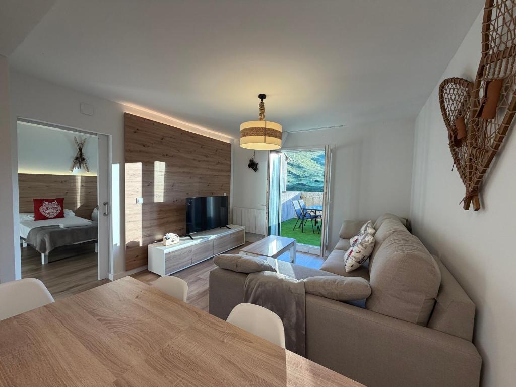 a living room with a couch and a table at Apartamentos Leyre Candanchú in Candanchú