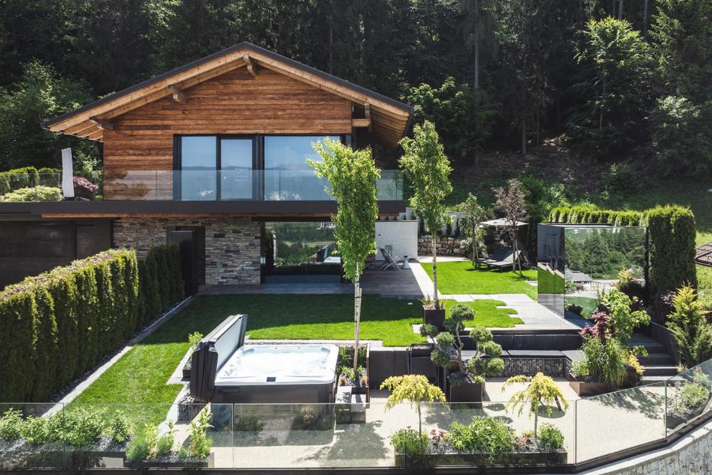 a house with a garden in front of it at Chalet Tefiti in Romeno