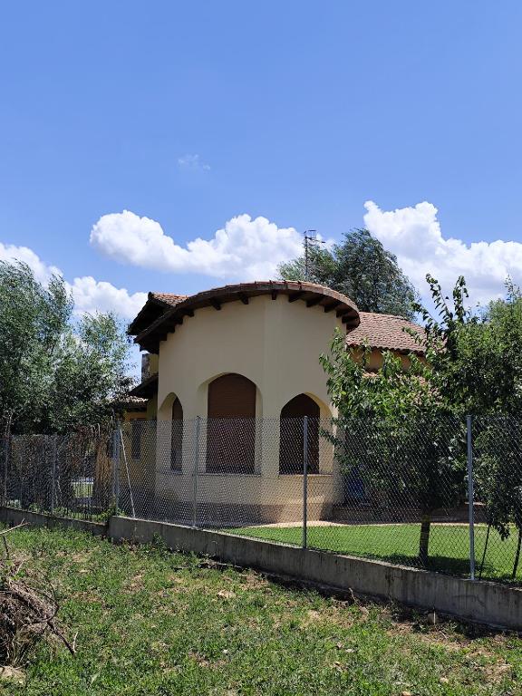 a house with a fence in a yard at La Cuquina in Villaturiel