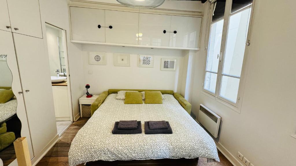 Bright flat near Marais & Chatlet