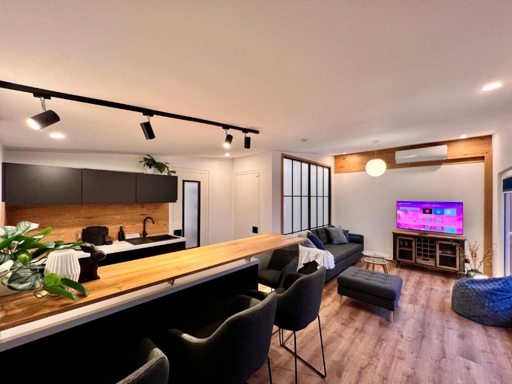 a living room with a bar and a tv at Fewo im Taubenhaus in Bad Lausick