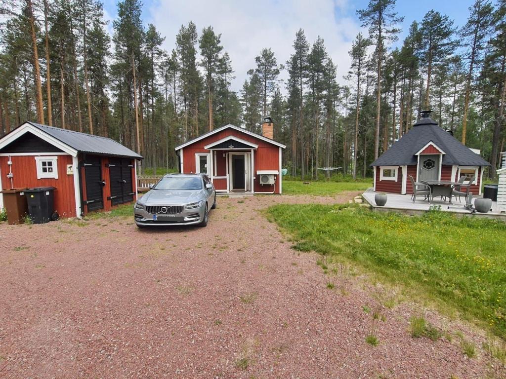 a car parked in front of two small buildings at Gemütliches Ferienhaus mit Grillkota und Sauna in Sörsjön