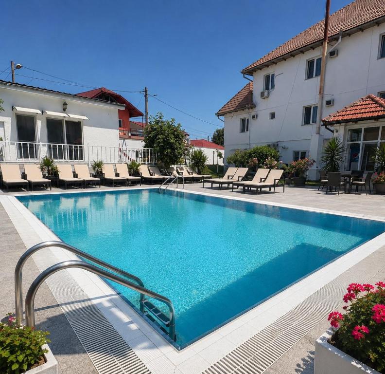 a swimming pool in the middle of a building at Hotel MaRailiS Mangalia in Mangalia