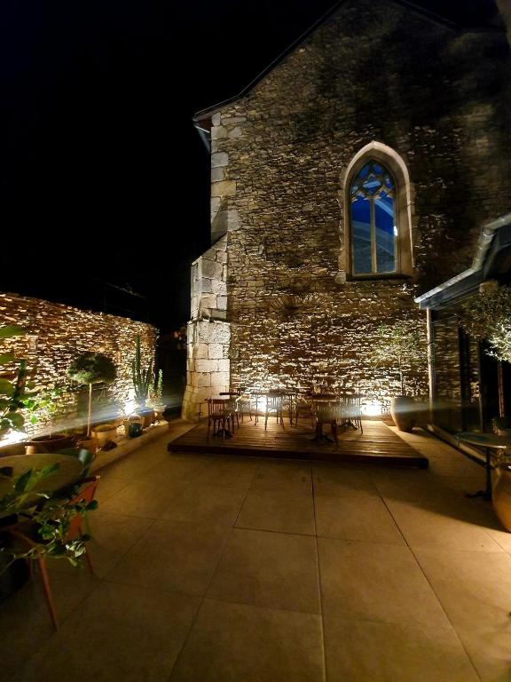 a building with benches and a window at night at la suite 4 de Saint Jean in Crémieu