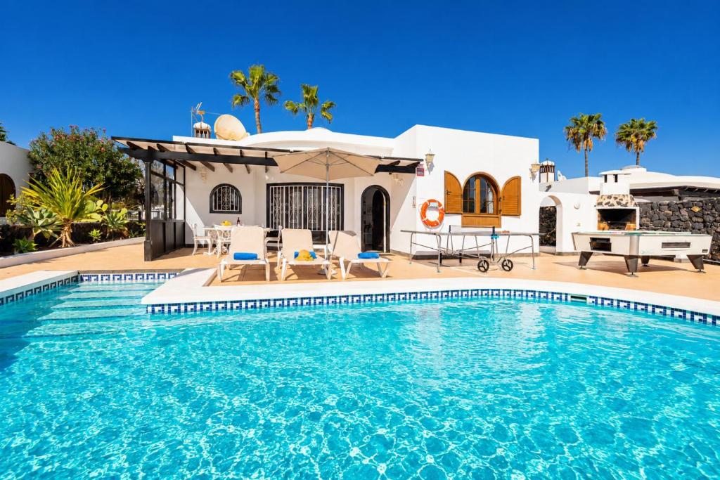 a swimming pool in front of a villa at Villa Alisa in Tías