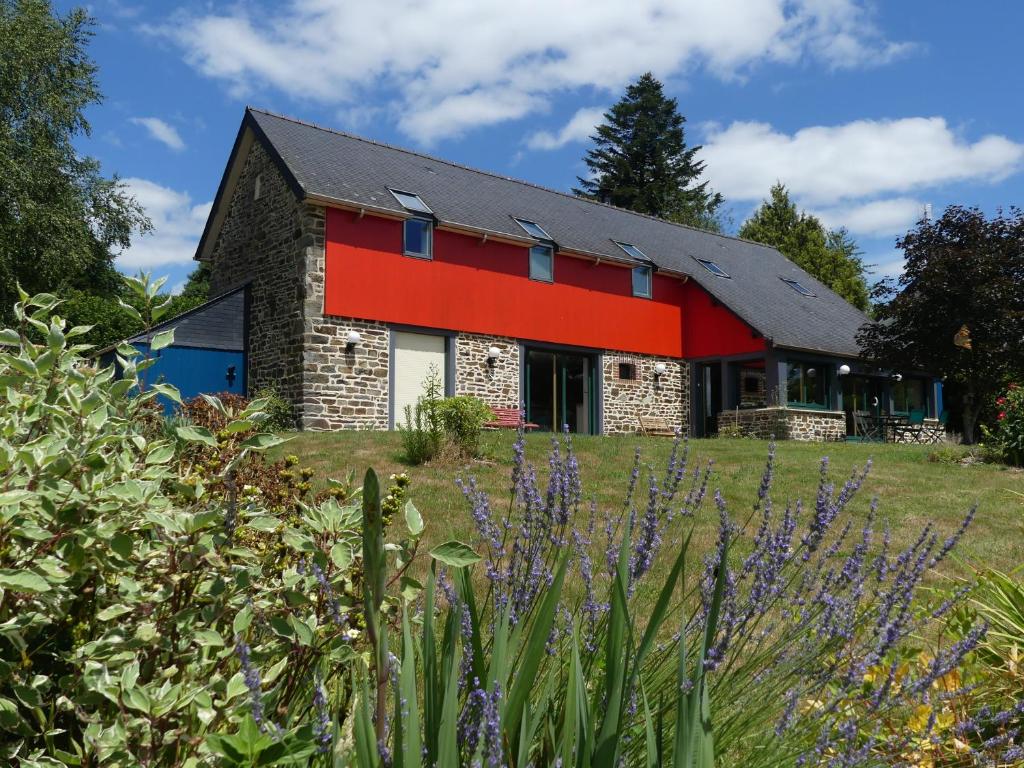 a house with a red roof at REVES DE BAIE - Chambre d'hôtes COSY avec table BIO et MASSAGES - Vue panoramique exceptionnelle in Tirepied