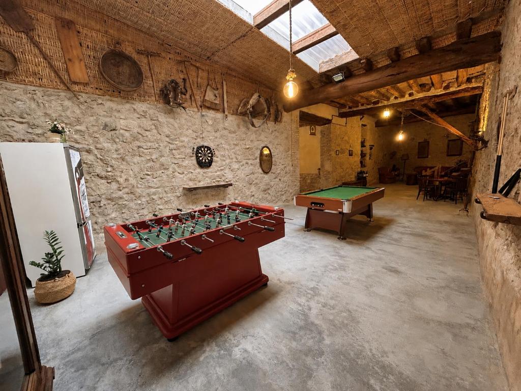 a ping pong table in a room with a pool table at La Cantera in Corbera