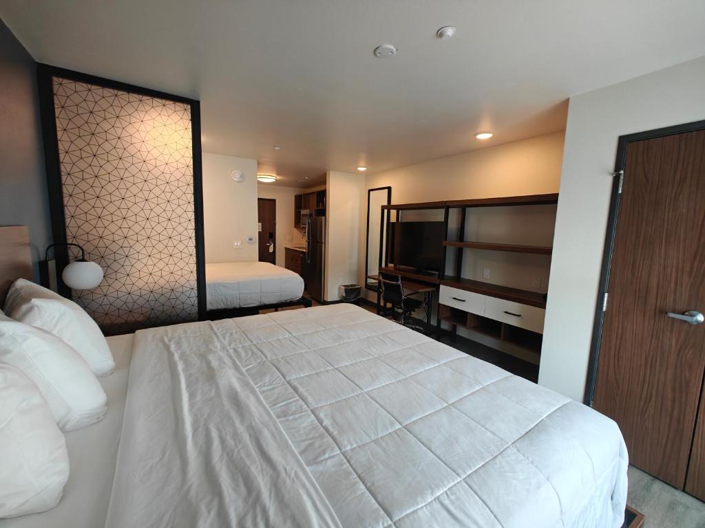 Everhome Suites Brownsville - Efficiency Room With One King Bed And One Double Bed - Non-Smoking