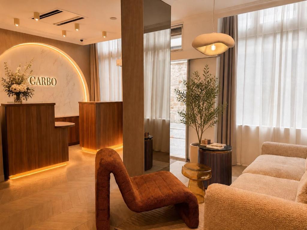 a waiting room with a chair and a salon at Garbo Hôtel in Paris