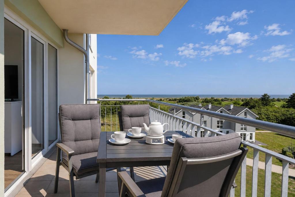a patio with a table and chairs on a balcony at Vogelkieker in Schillig