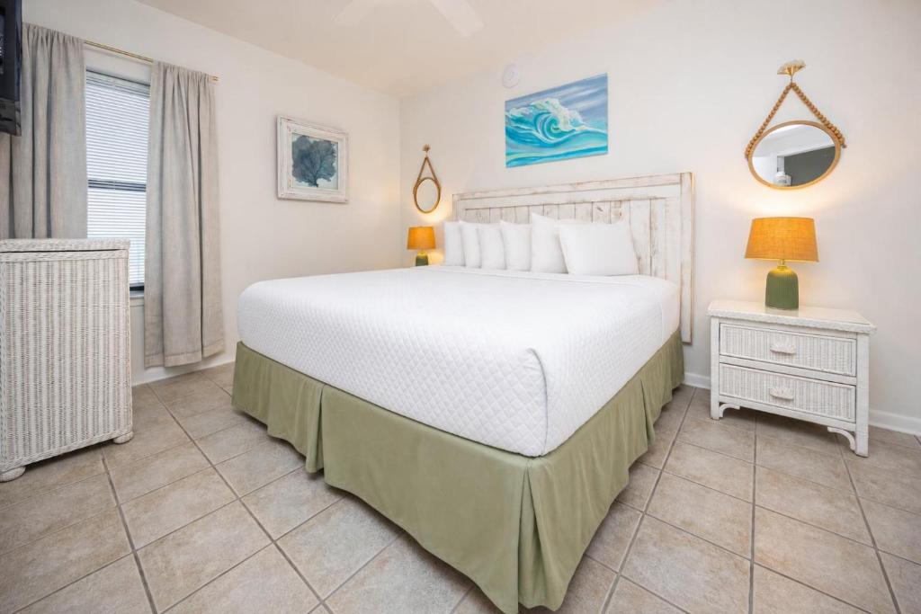 a bedroom with a large white bed and a window at Phoenix X 1005 in Orange Beach