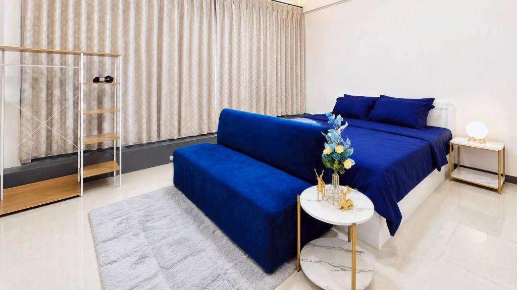 a blue bed and a couch in a room at ความเจริญที่เงียบสงบ in Bangkok