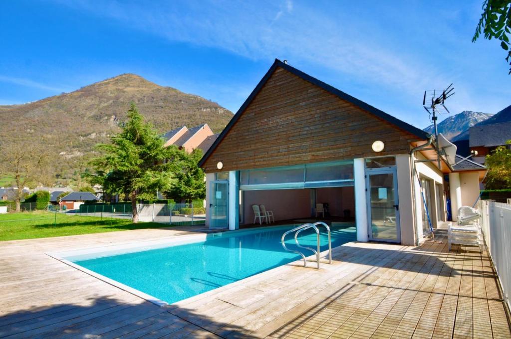 Swimmingpoolen hos eller tæt på LUZVAL Duplex avec Balcon