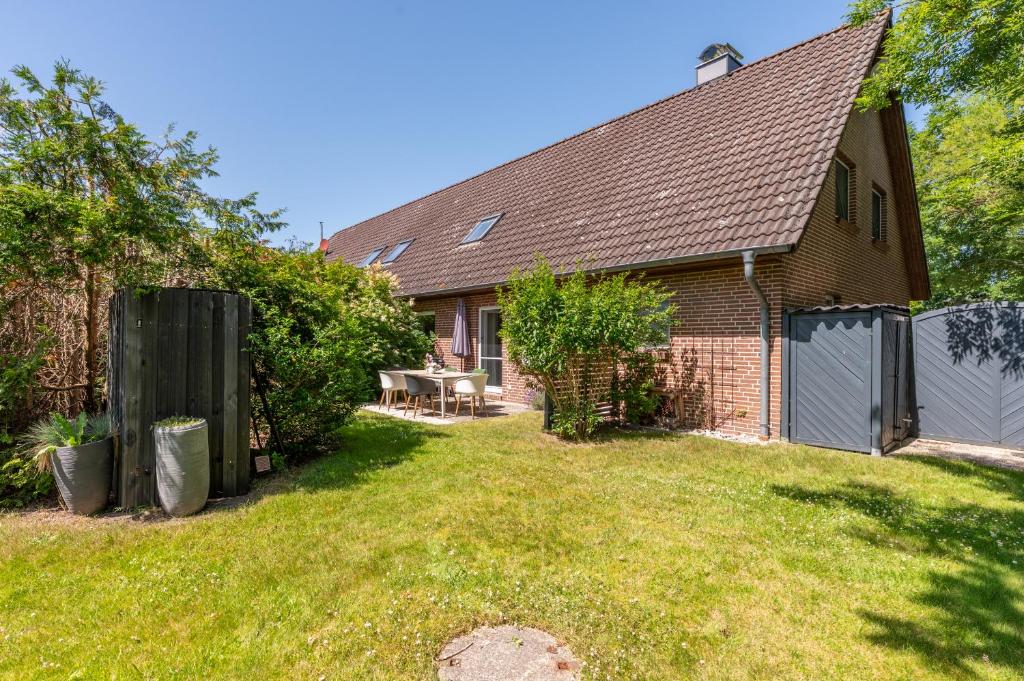 a house with a yard with a fence at Hjertets Hus in Humptrup