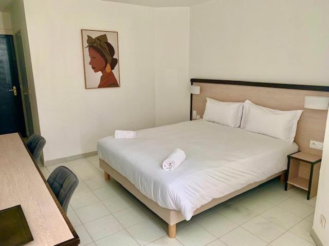 a bedroom with a large white bed in a room at Le Clos de Sangonis in Saint-André-de-Sangonis