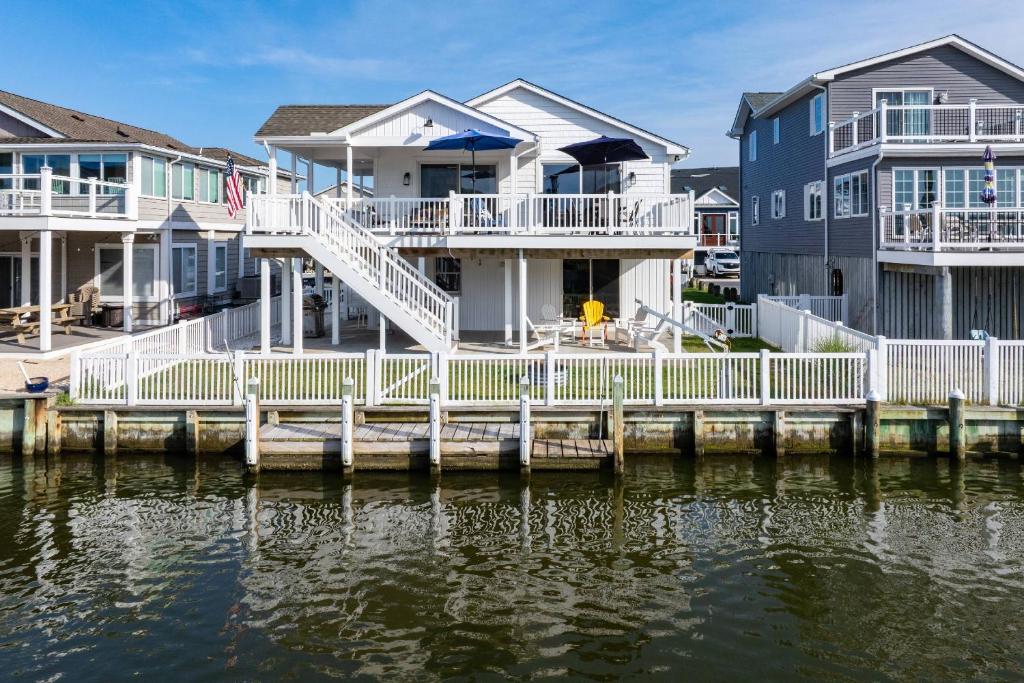 a row of houses on a dock next to the water at 47 Oyster Bay Dr, Fenwick Island in Fenwick Island