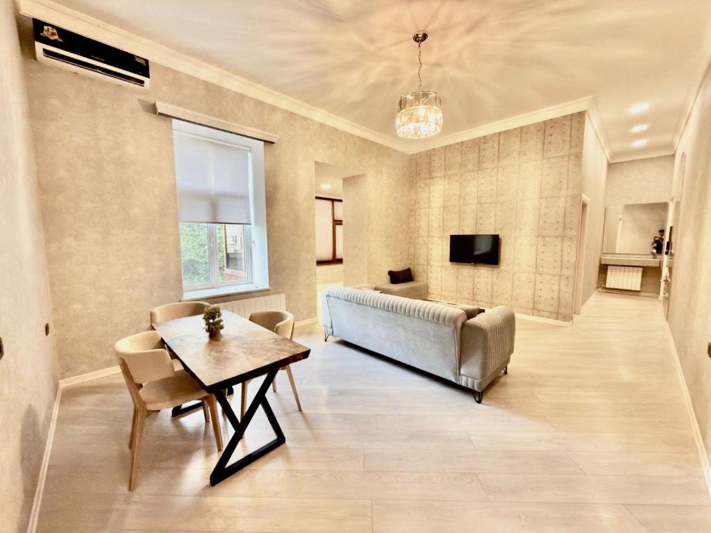 Family Apartment in city center در باکو