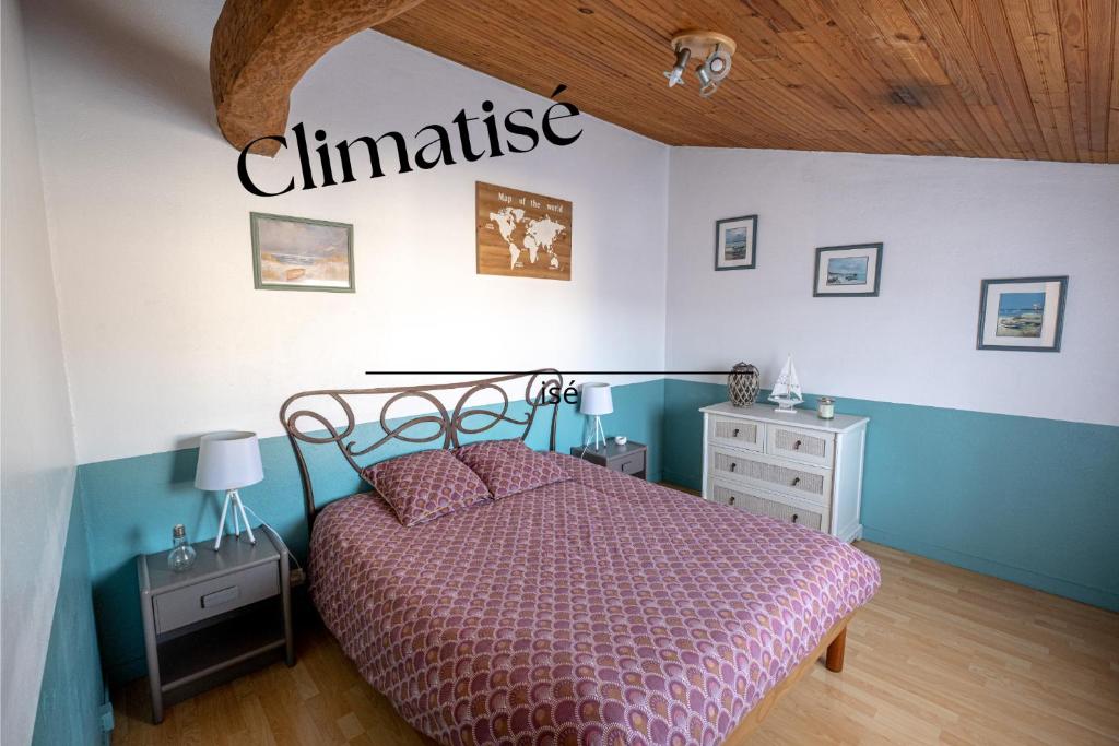 a bedroom with a bed and a sign that reads climate at 50m de confort, calme et clim, proche de roche'fort in Saint-Germain-de-Marencennes