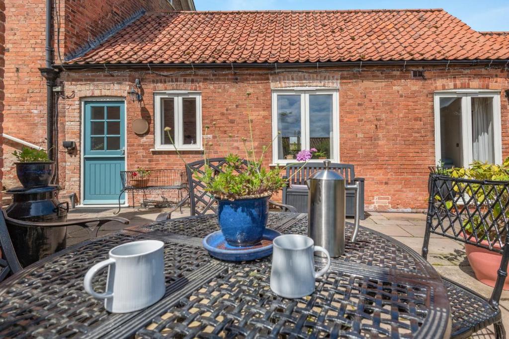 a table with mugs on top of a patio at 2 Bed in Laxton oc-p44858 in Laxton