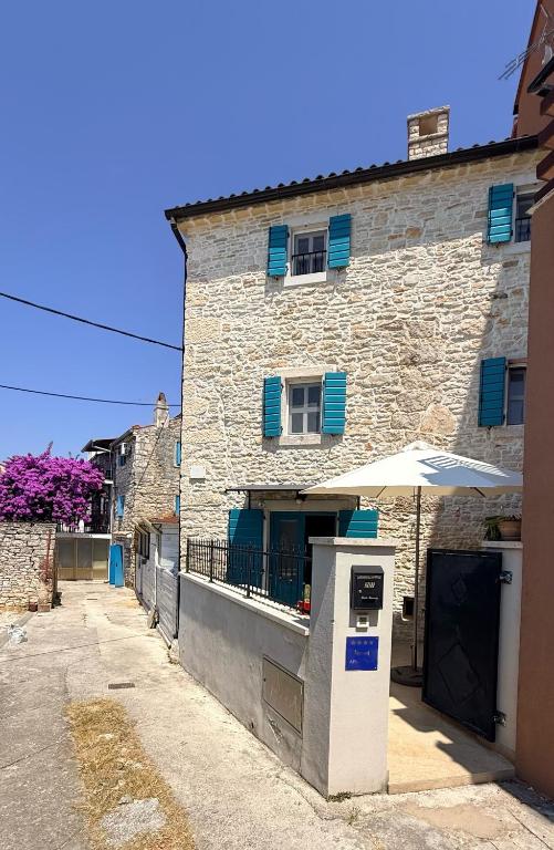 a building with a parking meter in front of it at Akvamarin Stone House in Medulin