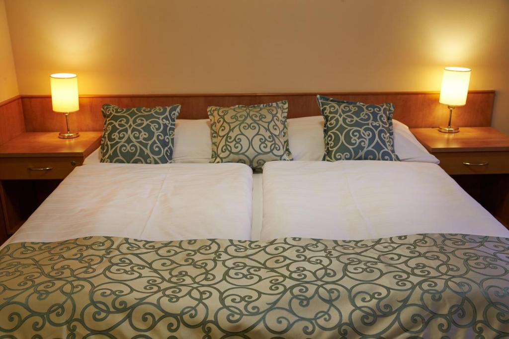 Postel nebo postele na pokoji v ubytování Hotel Bílý jednorožec
