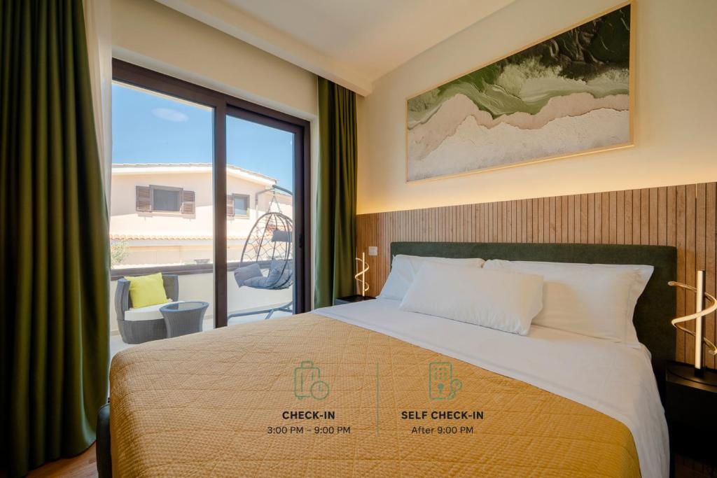 ein Schlafzimmer mit einem Bett und einem großen Fenster in der Unterkunft SIGIS HOTEL - Fiumicino in Fiumicino