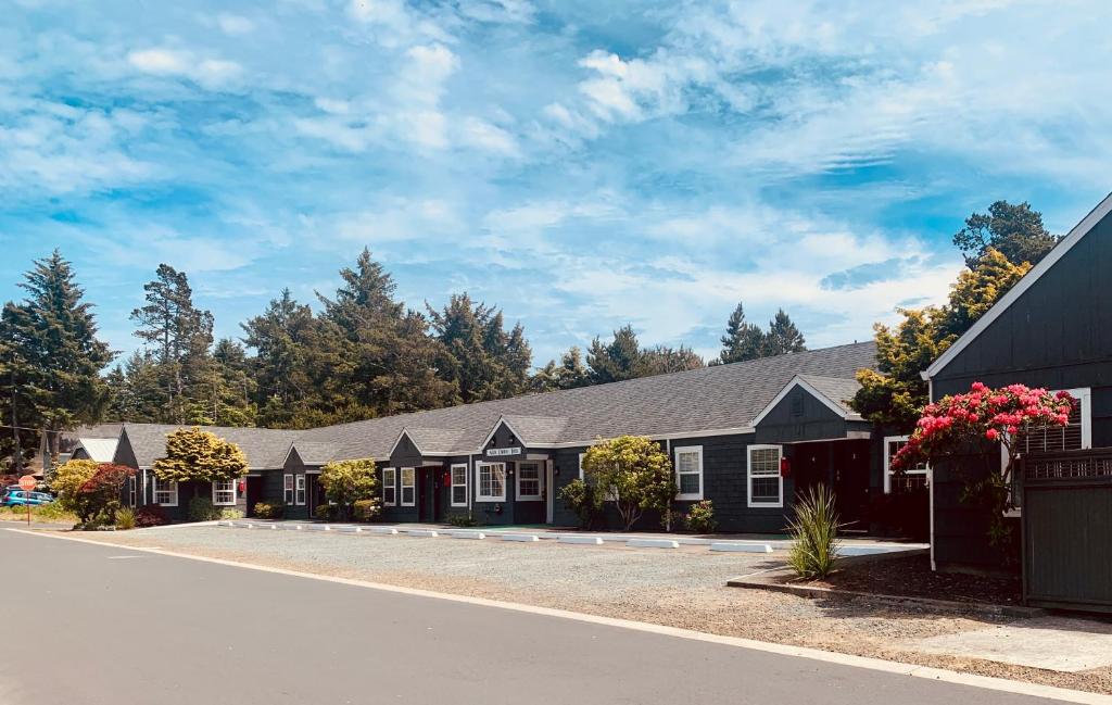 a row of houses on a street at San Dune Inn in Manzanita