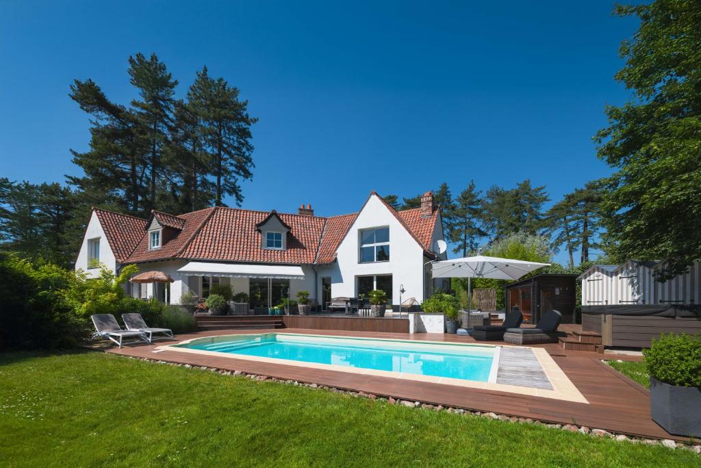 a house with a swimming pool in the yard at Villa Raphia - Maison d'hôtes in Hardelot-Plage
