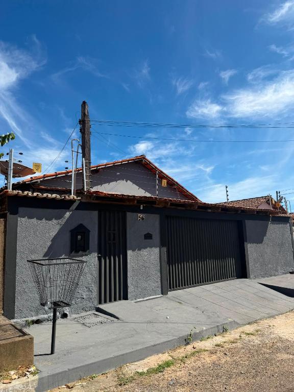 a building with a basketball hoop in front of it at Paraíso Oculto in Carolina