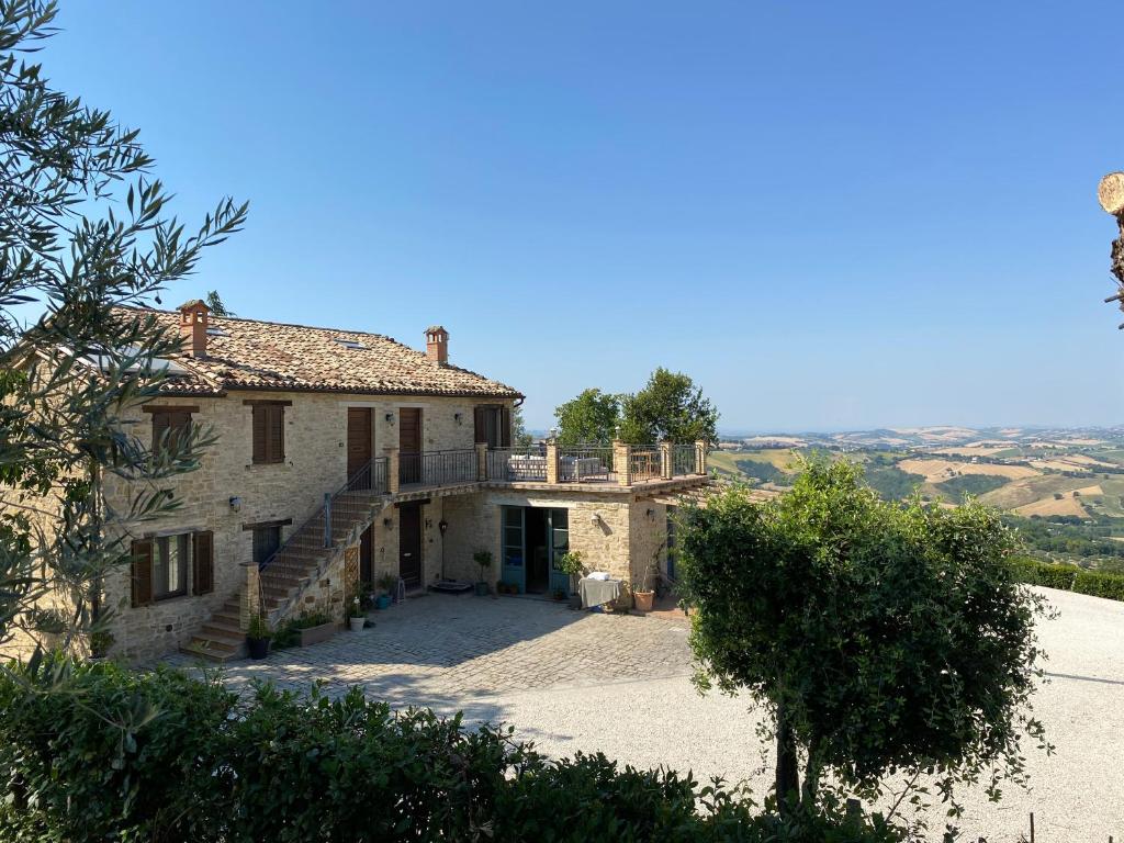 an external view of a house with a driveway at Agriturismo Fontelini in Cingoli