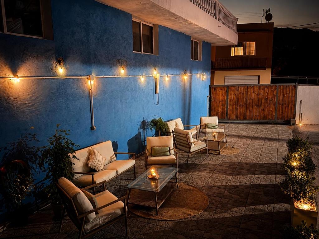 eine Terrasse mit Sofas, Tischen und Lichtern in der Unterkunft Avenida 52 C in Argual