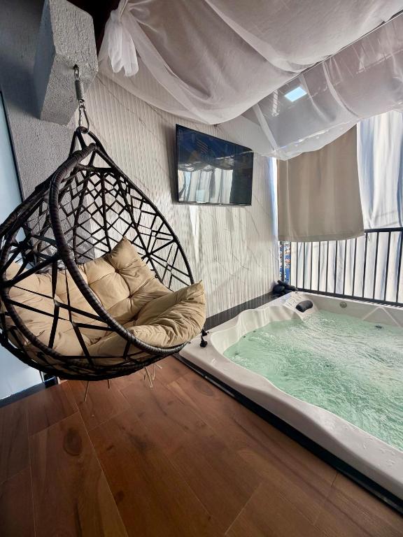 a room with a hammock and a bath tub at Casa estadia Capitólio in Capitólio