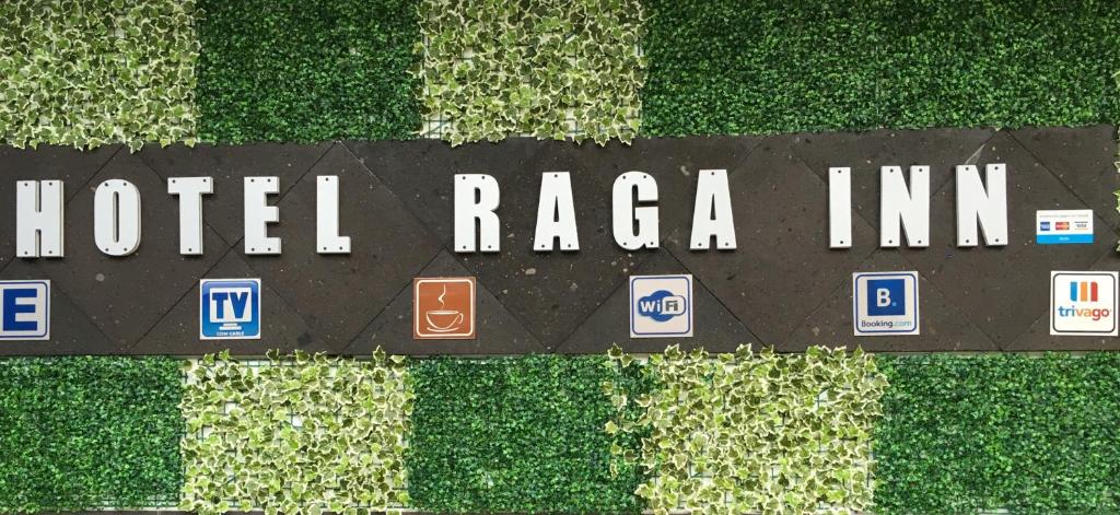 een bord met uitzicht op een hotel raca inc bij Hotel Raga Inn in Tamasopo