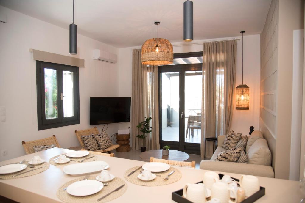 a kitchen and living room with a table and chairs at Siroa Serene in Rózia