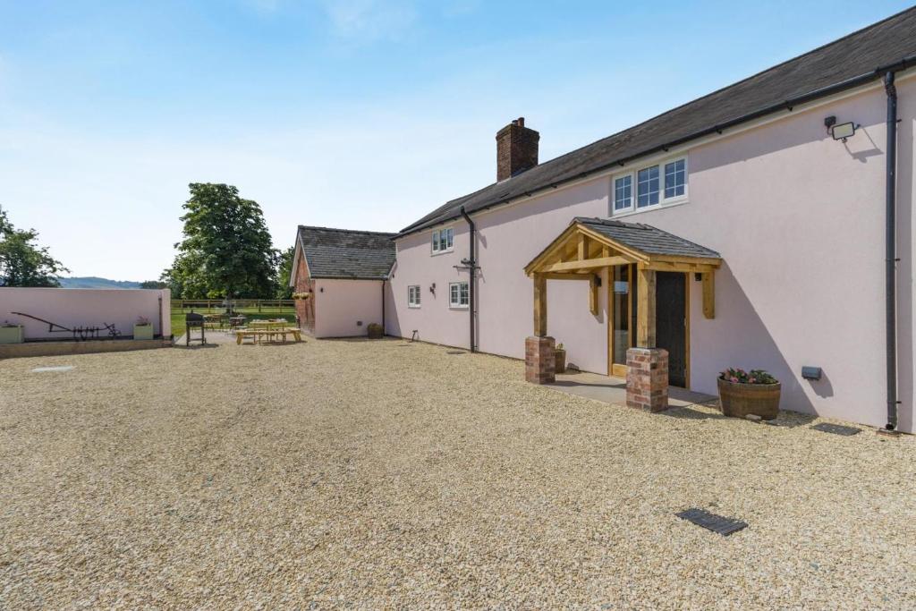 an image of the courtyard of a house at 7 Bed in Welshpool oc-96412 in Berriew