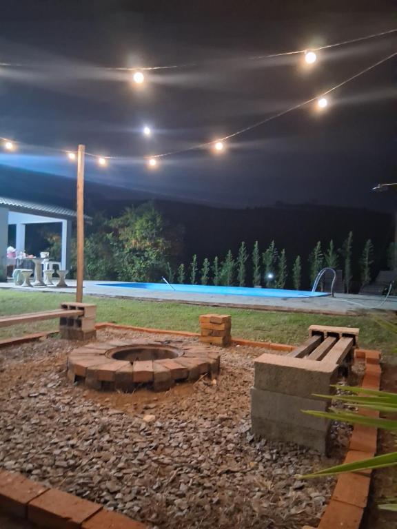 a fire pit in a yard at night at Chácara bela vista in Socorro