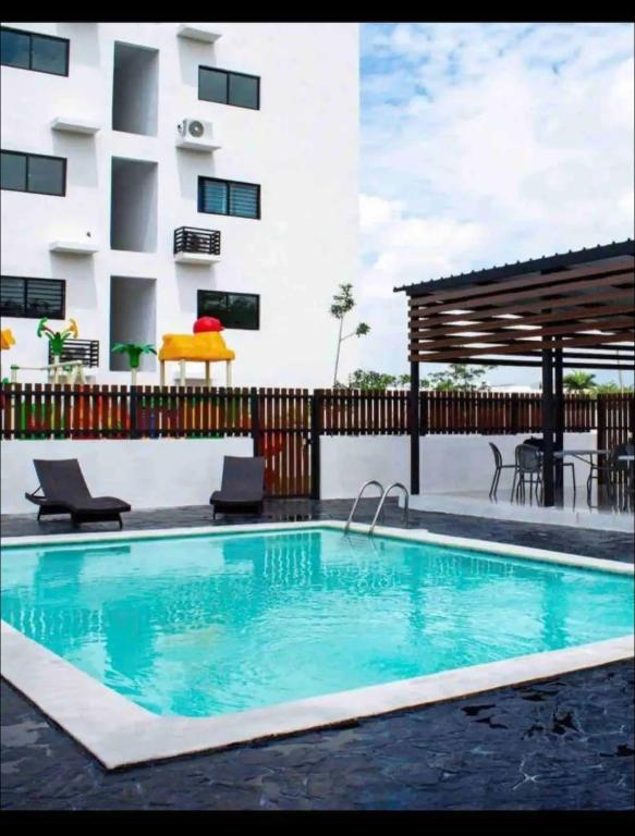 a swimming pool in front of a building at Torre con ascensor y vigilancia in Santiago de los Caballeros