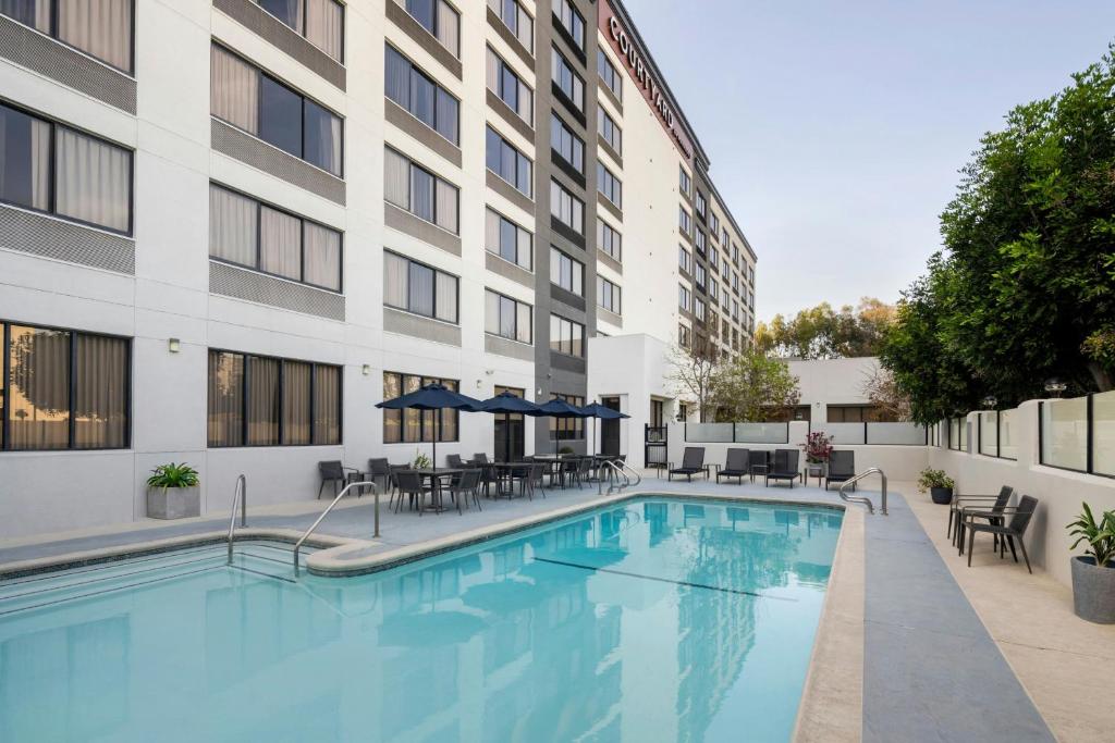 a swimming pool in front of a building at Courtyard by Marriott Cypress Anaheim / Orange County in Cypress