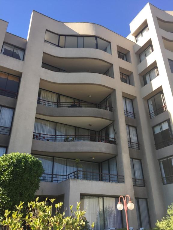 un edificio con balcones en un lateral en Solvallerios Apartments en Viña del Mar