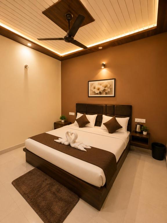 a bedroom with a large bed with a ceiling at Sudama Palace - Free Temple Pass For Guests in Ayodhya