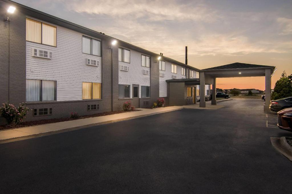 ein Parkplatz vor einem Gebäude in der Unterkunft Super 8 by Wyndham Bourbonnais/Kankakee Area in Bourbonnais