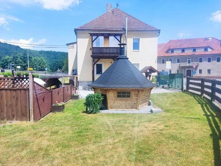 a gazebo in the yard of a house at Ferienwohnung 2 am Hofladen Hellendorf in Bad Gottleuba
