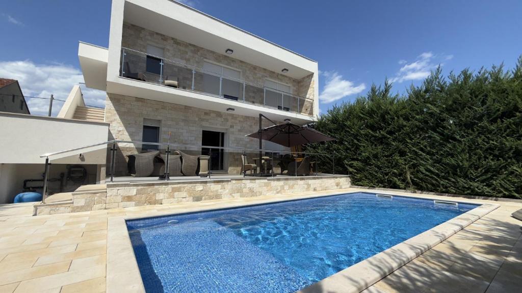 VILLA MARIKA