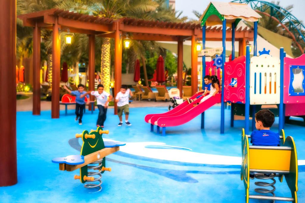 Bazén v ubytování Khalidiya Palace Rayhaan by Rotana, Abu Dhabi nebo v jeho okolí